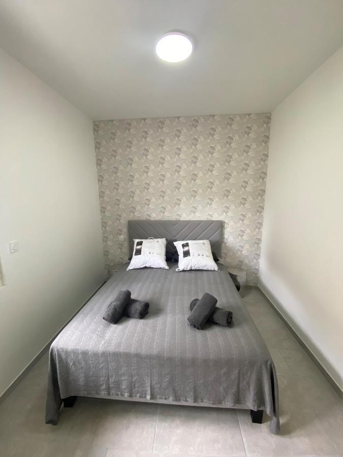 Logis Dans Ancien Relais De Poste Apartman Saint Julien Les Rosiers Kültér fotó