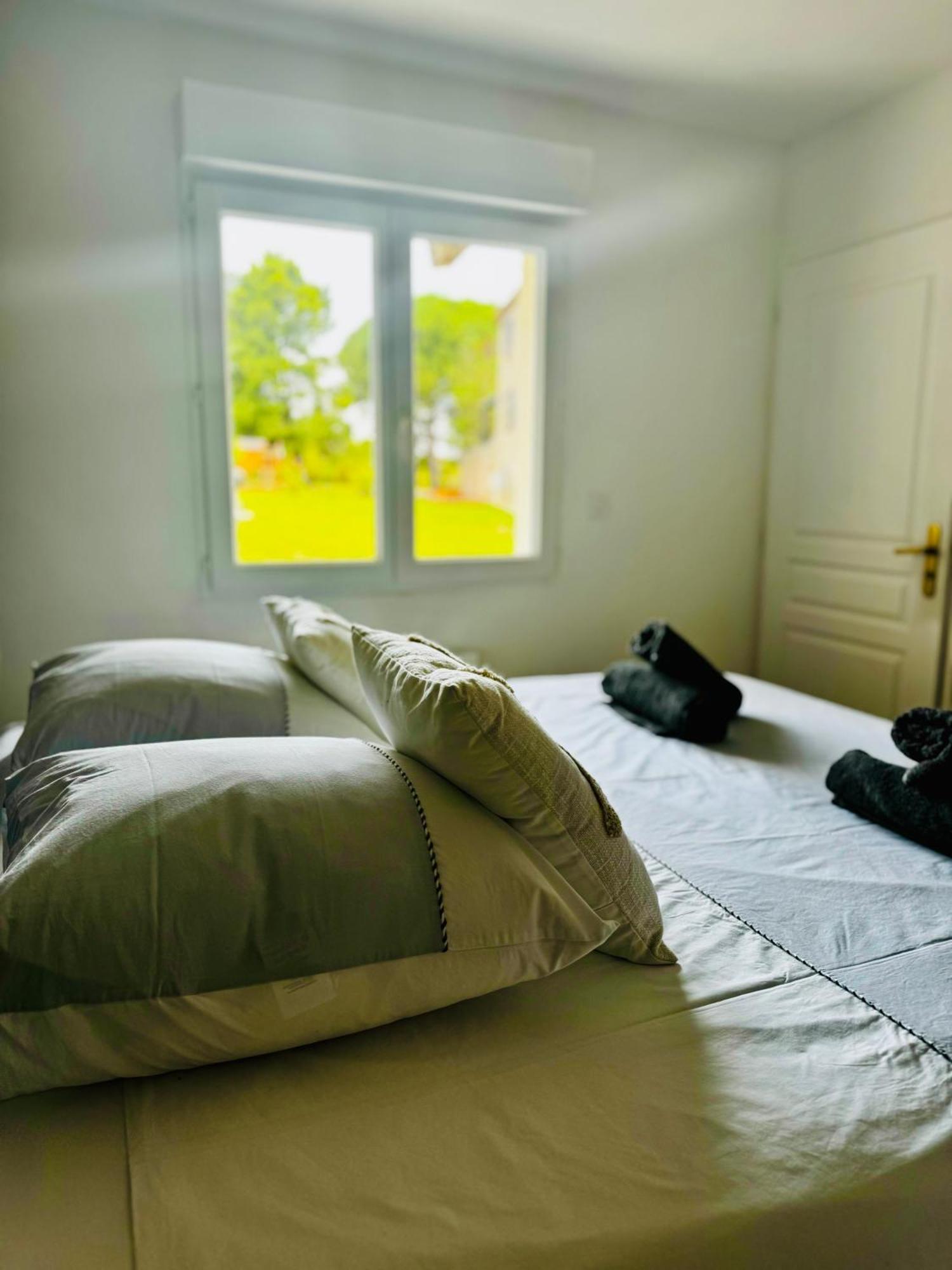 Logis Dans Ancien Relais De Poste Apartman Saint Julien Les Rosiers Kültér fotó