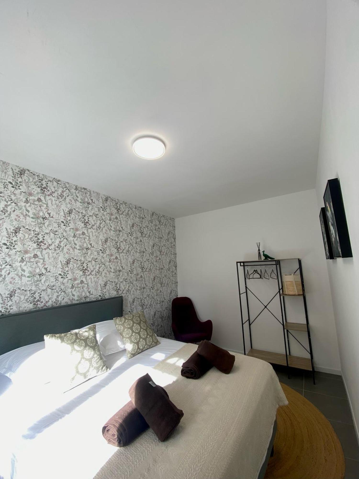 Logis Dans Ancien Relais De Poste Apartman Saint Julien Les Rosiers Kültér fotó