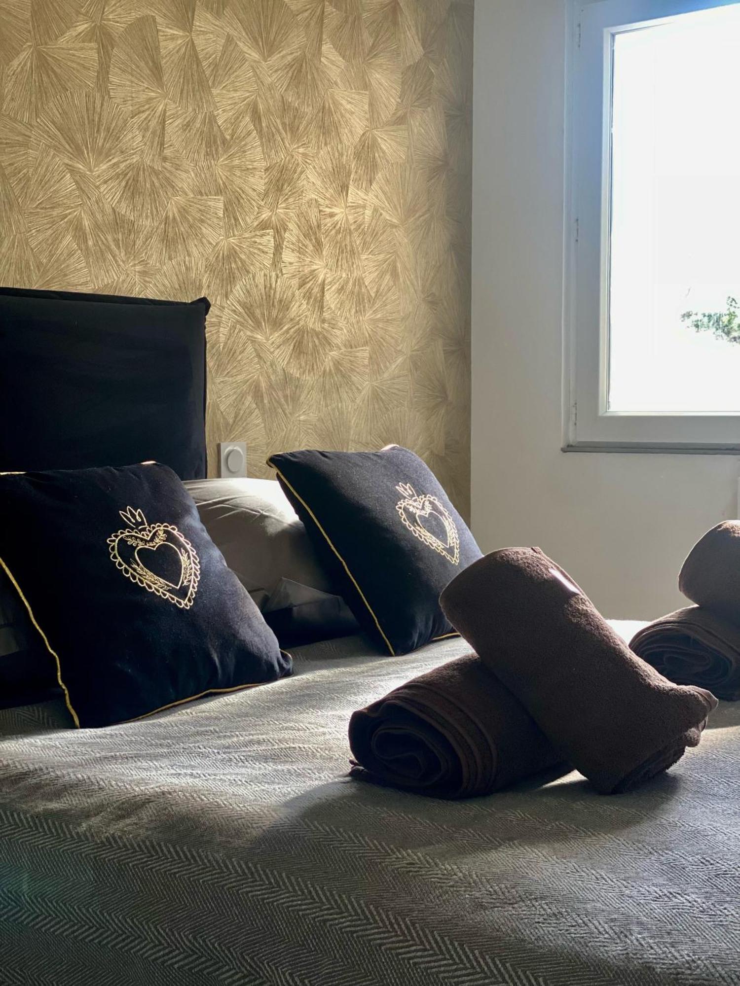 Logis Dans Ancien Relais De Poste Apartman Saint Julien Les Rosiers Kültér fotó
