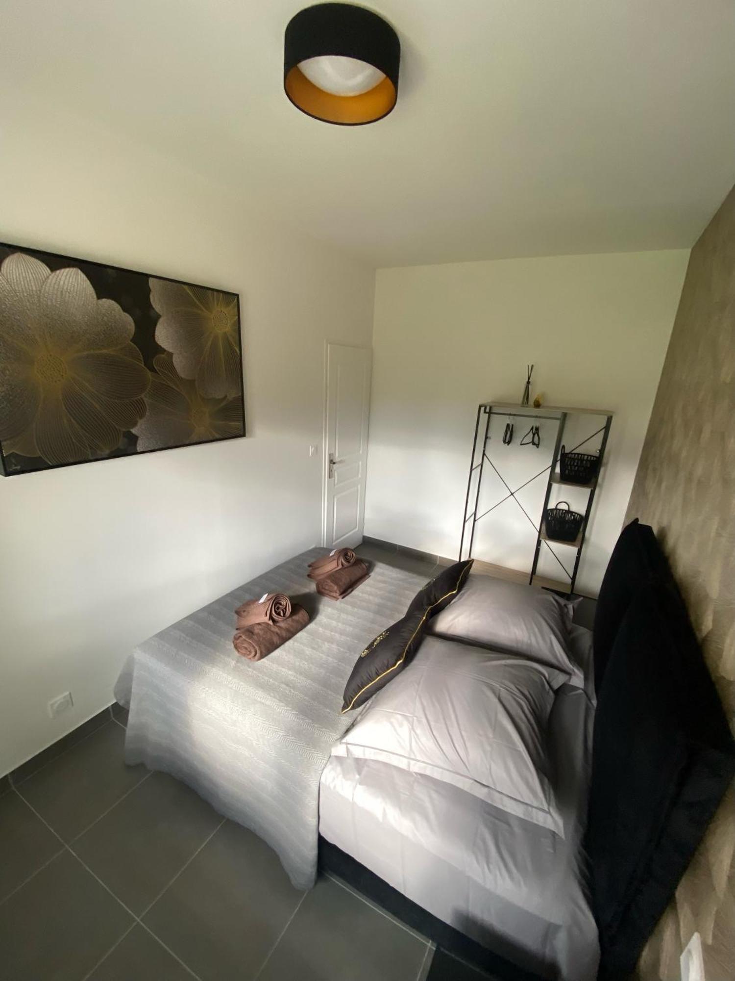 Logis Dans Ancien Relais De Poste Apartman Saint Julien Les Rosiers Kültér fotó